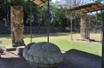 Diversas estelas e esculturas em grande praça nas ruínas mayas de Copán, em Honduras
